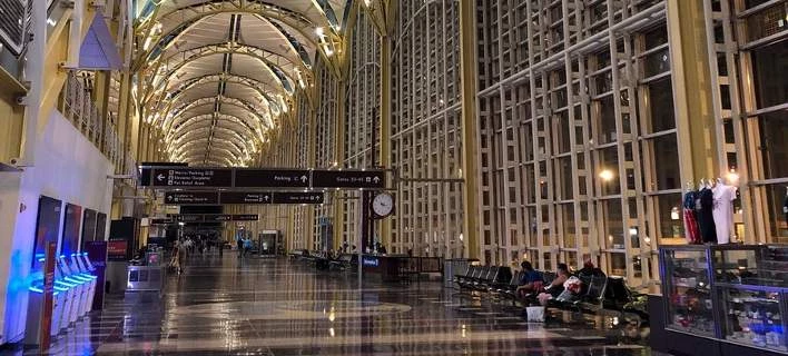 Βυθίστηκε στο σκοτάδι το αεροδρόμιο Ρόναλντ Ρίγκαν – Με καθυστερήσεις οι πτήσεις 